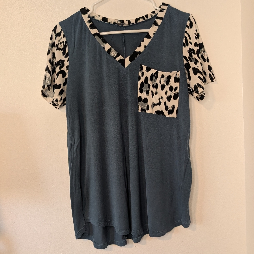 Chic Blue and Black Leopard Print Women's Tee